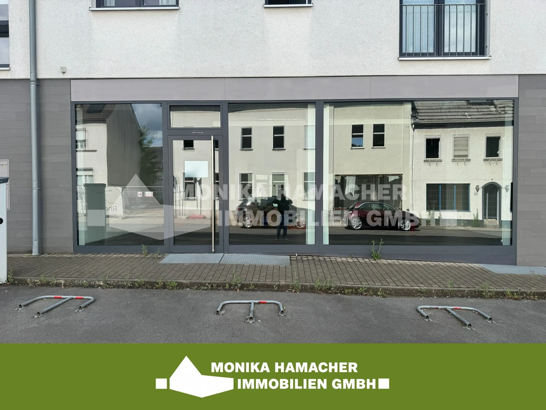 Außenansicht + Stellplätze